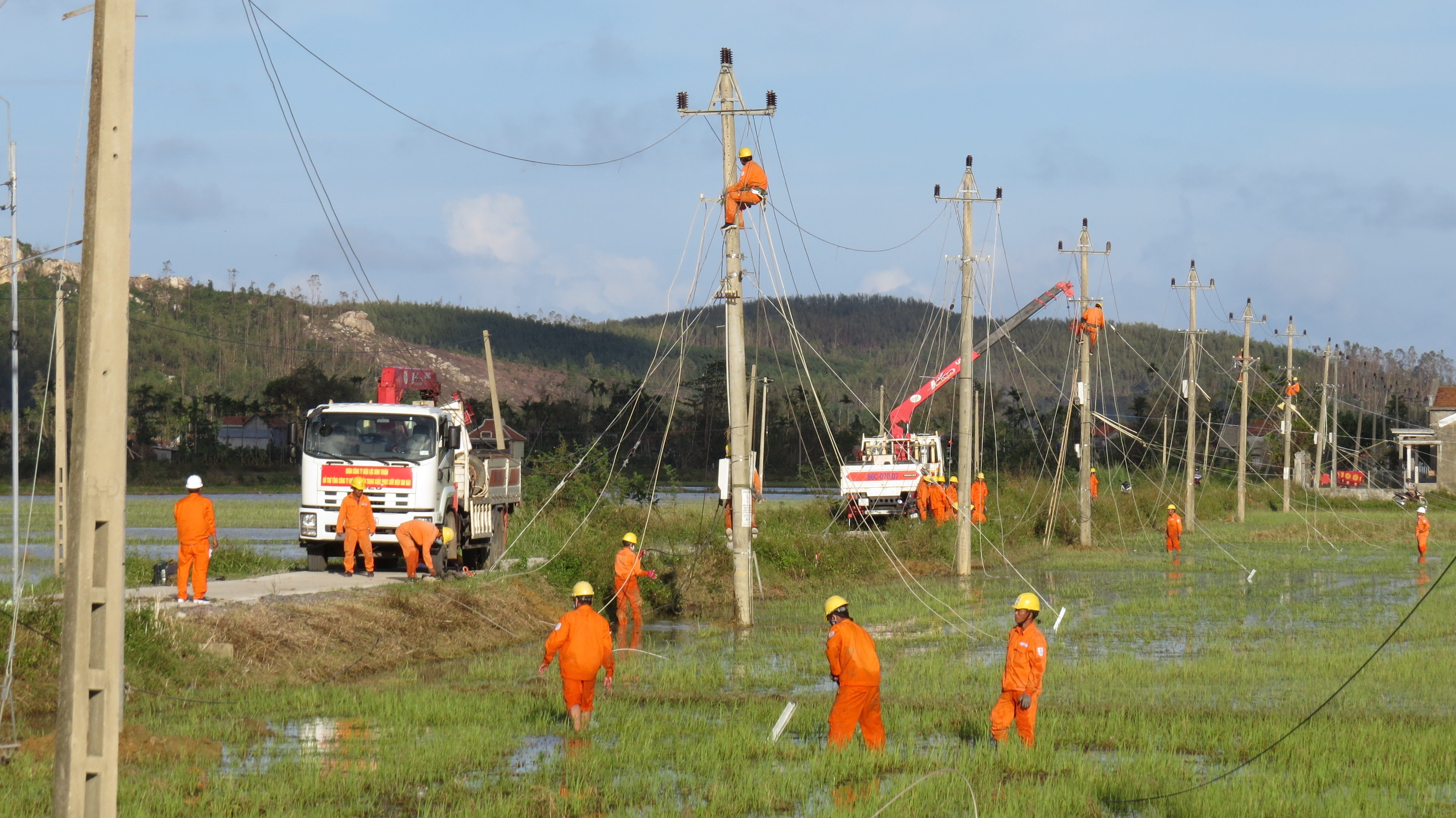 Tháng tri ân khách hàng: Điện lực miền Nam hướng về miền Trung