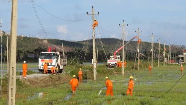 Tháng tri ân khách hàng: Điện lực miền Nam hướng về miền Trung