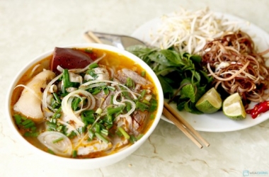 Bún bò Huế cay nồng ngày đông