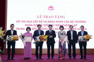 Trao tặng Cờ thi đua cấp Bộ cho Trung tâm Bồi dưỡng cán bộ Kinh tế - Kế hoạch