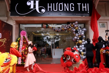 Nghệ sĩ Việt Hương tưng bừng khai trương cơ sở mỹ phẩm Hương Thị
