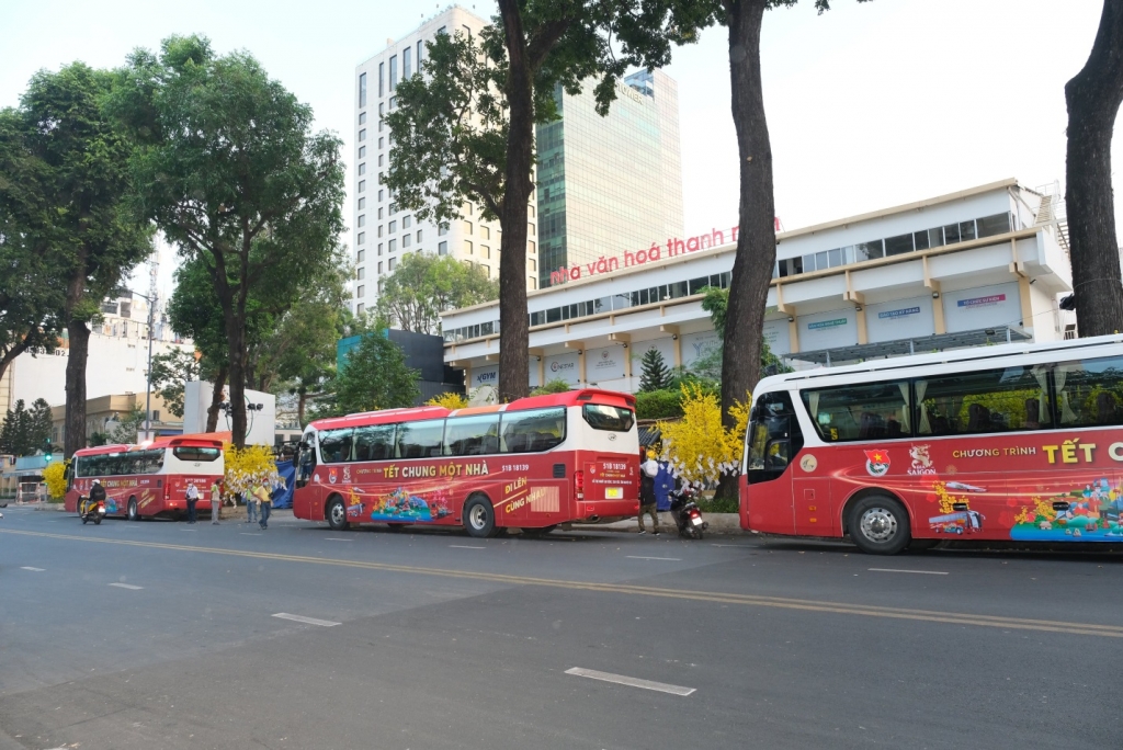 Chương trình trao tặng 1.530 vé xe khách, 270 vé máy bay và 200 vé tàu. Chương trình trao tặng 1.530 vé xe khách, 270 vé máy bay và 200 vé tàu.