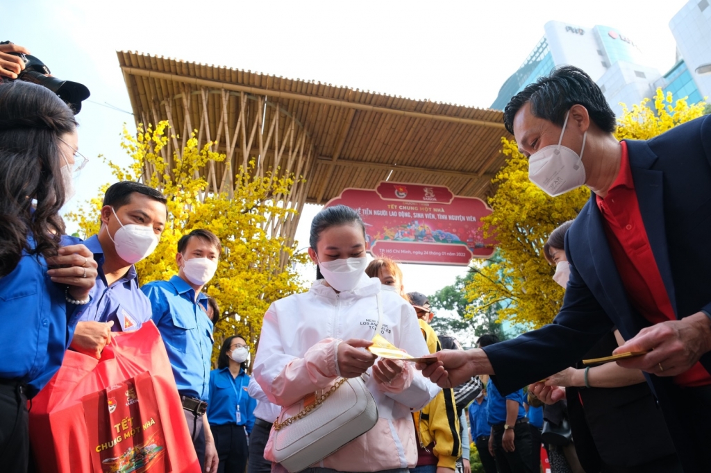 “Tết chung một nhà” trao tặng vé xe khách, vé tàu và vé máy bay cho công nhân về quê ăn Tết “Tết chung một nhà” trao tặng vé xe khách, vé tàu và vé máy bay cho công nhân về quê ăn Tết