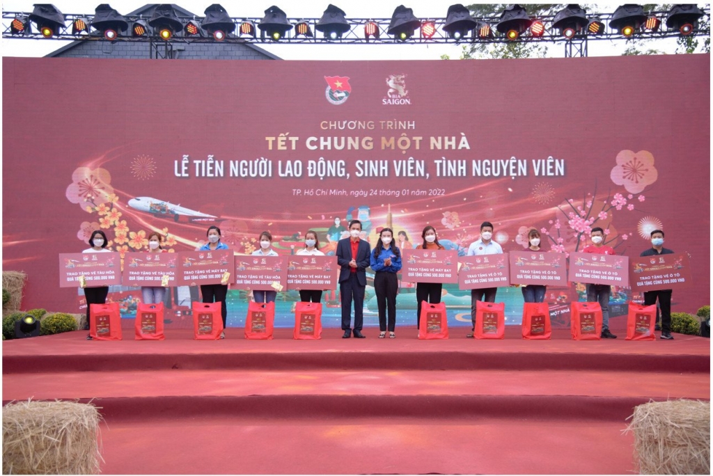 “Tết chung một nhà” trao tặng vé xe khách, vé tàu và vé máy bay cho công nhân về quê ăn Tết “Tết chung một nhà” trao tặng vé xe khách, vé tàu và vé máy bay cho công nhân về quê ăn Tết