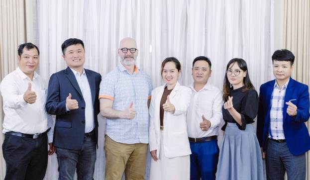 Từ trái qua: Ông Võ Đông Việt Tổng Giám đốc UIMEX Việt Nam, Mr Lance X. Lee, Mr Adam Greene, Vũ Thị Xuân Thảo, Nguyễn Tiến Phương, Trần Thị Bích Hồng, Trần Quốc Toản 