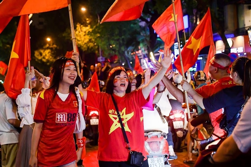 Cổ động viên mừng U23 Việt Nam giành Huy chương Vàng SEA Games 31