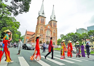 Phân tích quan điểm đa chiều về phát triển kinh tế du lịch bền vững tại TP. Hồ Chí Minh