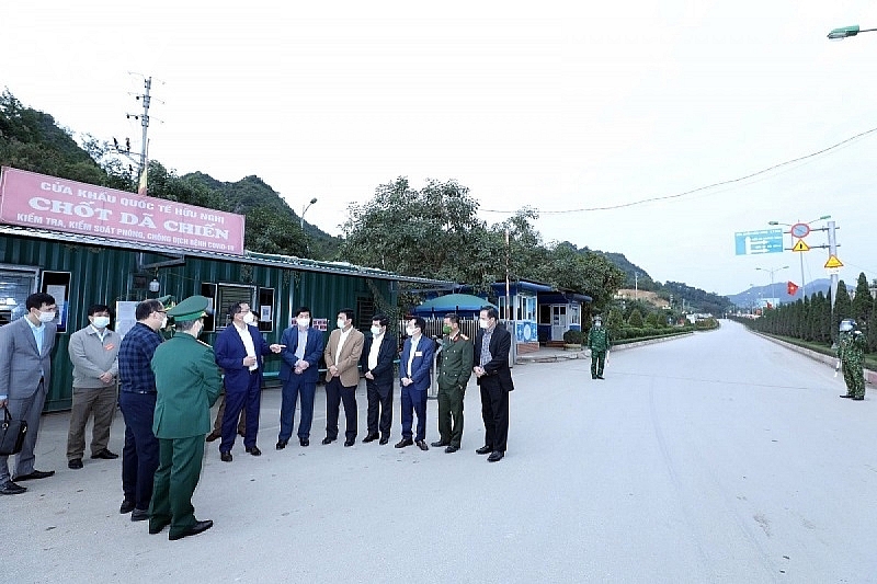 Phó Chủ tịch thường trực UBND tỉnh Lang Sơn Dương Xuyên Huyên cùng đoàn công tác kiểm tra thực tế phòng, chống dịch tại Cửa khẩu Quốc tế Hữu Nghị, huyện Cao Lộc, tỉnh Lạng Sơn. Phó Chủ tịch thường trực UBND tỉnh Lang Sơn Dương Xuyên Huyên cùng đoàn công tác kiểm tra thực tế phòng, chống dịch tại Cửa khẩu Quốc tế Hữu Nghị, huyện Cao Lộc, tỉnh Lạng Sơn.