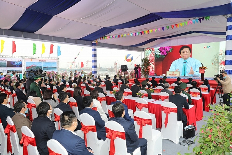 Các đại biểu cắt băng khánh thành Cầu Tình Yêu, tỉnh Quảng Ninh Các đại biểu cắt băng khánh thành Cầu Tình Yêu, tỉnh Quảng Ninh