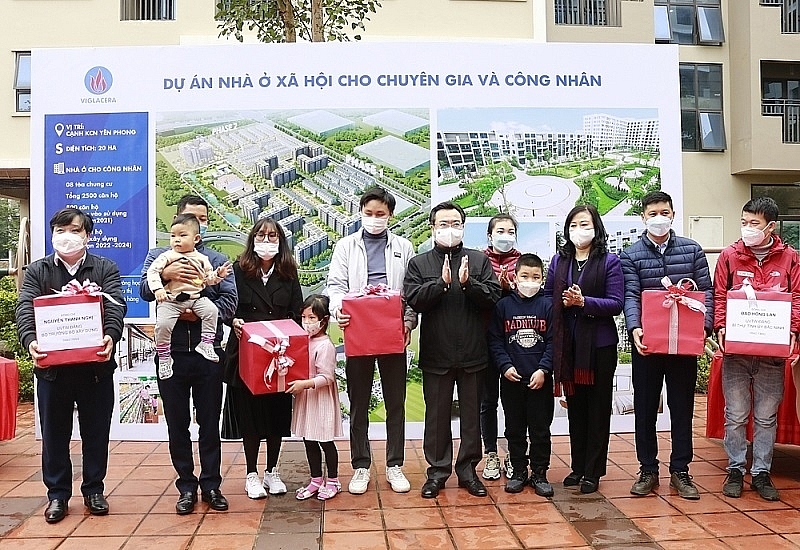 Bộ trưởng Xây dựng Nguyễn Thanh Nghị và Bí thư Tỉnh ủy Bắc Ninh Đào Hồng Lan tặng quà các gia đình công nhân KCN Yên Phong. Bộ trưởng Xây dựng Nguyễn Thanh Nghị và Bí thư Tỉnh ủy Bắc Ninh Đào Hồng Lan tặng quà các gia đình công nhân KCN Yên Phong.