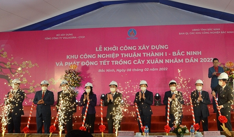 Các đại biểu chúc mừng Nghi lễ khởi công KCN Thuận Thành I thành công tốt đẹp Các đại biểu chúc mừng Nghi lễ khởi công KCN Thuận Thành I thành công tốt đẹp
