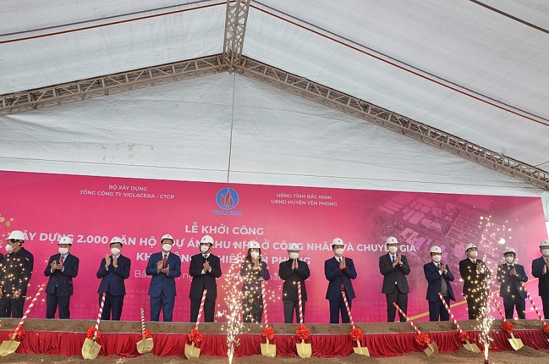 Các đại biểu chúc mừng Nghi lễ khởi công khu nhà ở cho công nhân và chuyên gia tại KCN Yên Phong thành công tốt đẹp Các đại biểu chúc mừng Nghi lễ khởi công khu nhà ở cho công nhân và chuyên gia tại KCN Yên Phong thành công tốt đẹp
