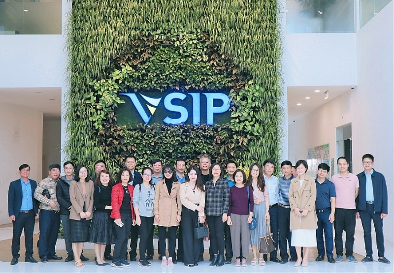Lãnh dạo KCN VSIP Nghệ An Chụp hình lưu niệm với Đoàn công tác của Vụ Quản lý các KKT, Bộ Kế hoạch và Đầu tư. 4jpg Lãnh dạo KCN VSIP Nghệ An Chụp hình lưu niệm với Đoàn công tác của Vụ Quản lý các KKT, Bộ Kế hoạch và Đầu tư. 4jpg