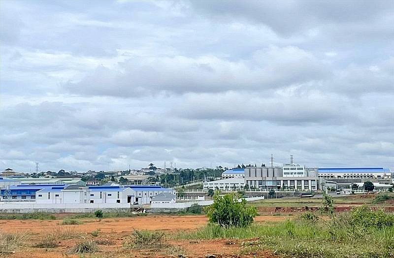 Ban Quản lý các KCN tỉnh Lâm Đồng vững vàng vượt qua thách thức, triển khai thành công nhiệm vụ phát triển KCN năm 2023 Ban Quản lý các KCN tỉnh Lâm Đồng vững vàng vượt qua thách thức, triển khai thành công nhiệm vụ phát triển KCN năm 2023