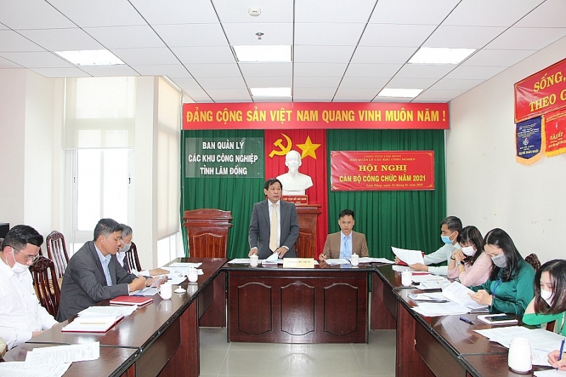 Đồng chí Võ Văn Phương-Trưởng ban Quản lý các KCN tỉnh Lâm Đồng phát biểu tại Hội nghị Cán bộ công chức năm 2021 Đồng chí Võ Văn Phương-Trưởng ban Quản lý các KCN tỉnh Lâm Đồng phát biểu tại Hội nghị Cán bộ công chức năm 2021