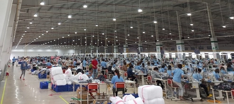 Công nhân nhà máy may làm việc trong KCN tỉnh Lâm Đồng Công nhân nhà máy may làm việc trong KCN tỉnh Lâm Đồng
