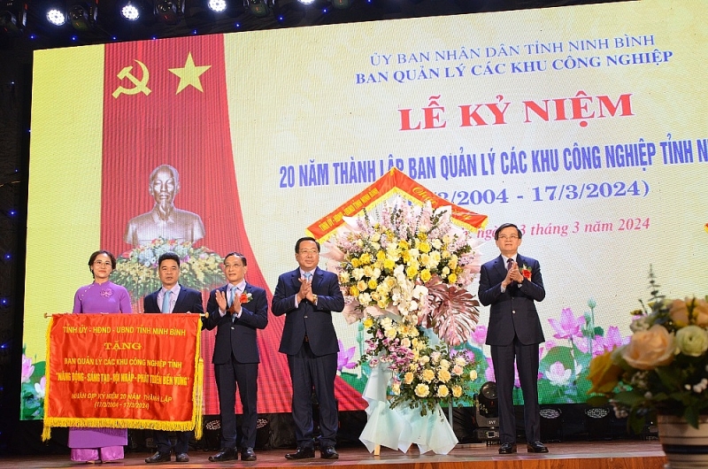 Ban Quản lý các Khu công nghiệp tỉnh Ninh Bình đón nhận nhiều phần thưởng cao quý của Bộ Kế hoạch và Đầu tư và tỉnh Ninh Bình Ban Quản lý các Khu công nghiệp tỉnh Ninh Bình đón nhận nhiều phần thưởng cao quý của Bộ Kế hoạch và Đầu tư và tỉnh Ninh Bình