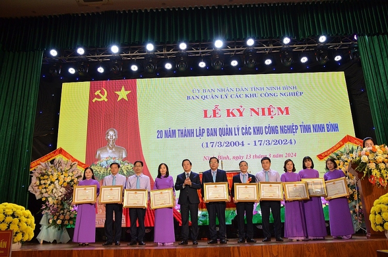 Ban Quản lý các Khu công nghiệp tỉnh Ninh Bình đón nhận nhiều phần thưởng cao quý của Bộ Kế hoạch và Đầu tư và tỉnh Ninh Bình Ban Quản lý các Khu công nghiệp tỉnh Ninh Bình đón nhận nhiều phần thưởng cao quý của Bộ Kế hoạch và Đầu tư và tỉnh Ninh Bình