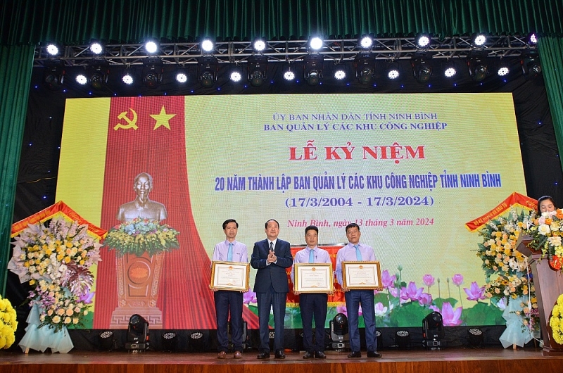 Ban Quản lý các Khu công nghiệp tỉnh Ninh Bình đón nhận nhiều phần thưởng cao quý của Bộ Kế hoạch và Đầu tư và tỉnh Ninh Bình Ban Quản lý các Khu công nghiệp tỉnh Ninh Bình đón nhận nhiều phần thưởng cao quý của Bộ Kế hoạch và Đầu tư và tỉnh Ninh Bình