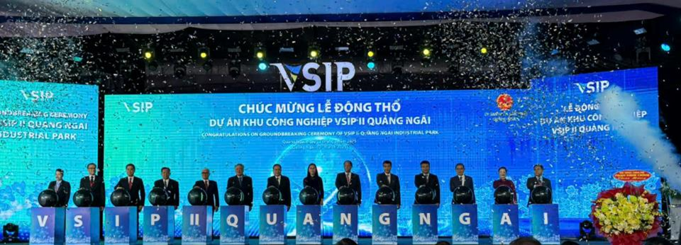 Các Đại biểu thực hiện nghi thức động thổ dự án KCN VSIP II  Quảng Ngãi