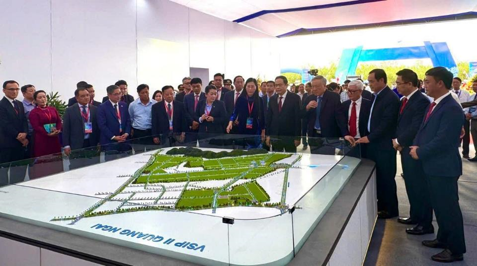 ủ tịch Quốc hội Trần Thanh Mẫn và Phó Thủ tưởng Thường trực Chính phủ Nguyễn Hòa Bình dự Lễ động thổ Dự án Khu Công nghiệp VSIP II Quảng Ngãi.