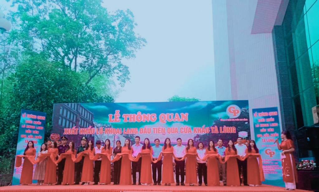 Xuất khẩu lô khoai lang đầu tiên của Việt Nam sang Trung Quốc qua cửa khẩu Tà Lùng, tỉnh Cao Bằng