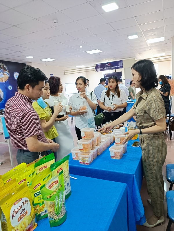 Các đại biểu tham quan và tìm hiểu gian hàng trưng bày sản phẩm có thế  mạnh của Tỉnh Các đại biểu tham quan và tìm hiểu gian hàng trưng bày sản phẩm có thế  mạnh của Tỉnh
