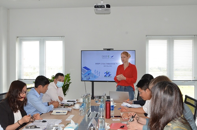 Bà Melissa Slabbaert, Trưởng phòng Quản lý Môi trường và Phát triển bền vững của DEEP C  Bà Melissa Slabbaert, Trưởng phòng Quản lý Môi trường và Phát triển bền vững của DEEP C