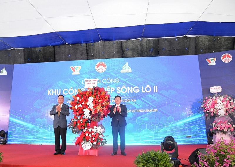 Chủ tịch tỉnh tặng hoa chúc mừng Chủ tịch tỉnh tặng hoa chúc mừng