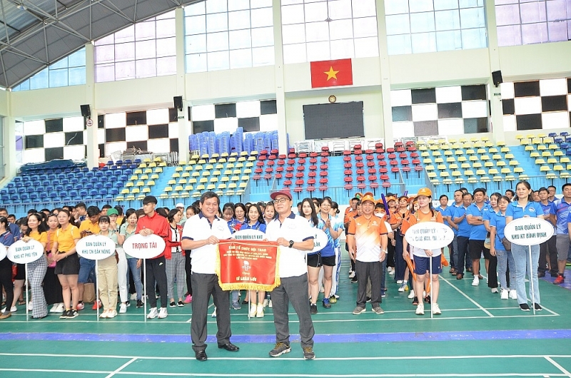 Khí thế khai mạc Hội thao Khối Thi đua ngành KCN, KKT, KCNC các tỉnh Tây Nguyên và Duyên hải Miền Trung Khí thế khai mạc Hội thao Khối Thi đua ngành KCN, KKT, KCNC các tỉnh Tây Nguyên và Duyên hải Miền Trung