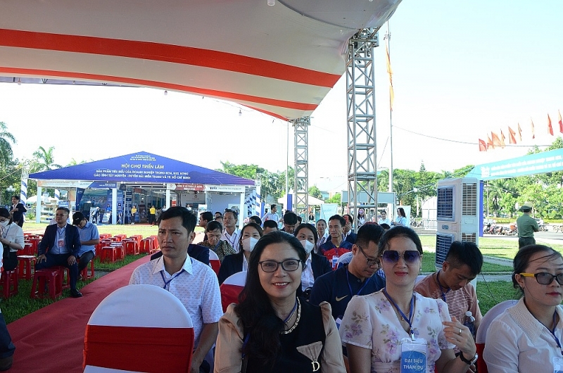 Quảng Ngãi: Khai mạc “Hội chợ triển lãm sản phẩm tiêu biểu của doanh nghiệp trong KCN, KKT, KCNC các tỉnh Tây Nguyên - Duyên hải miền Trung và thành phố Hồ Chí Minh, năm 2023” Quảng Ngãi: Khai mạc “Hội chợ triển lãm sản phẩm tiêu biểu của doanh nghiệp trong KCN, KKT, KCNC các tỉnh Tây Nguyên - Duyên hải miền Trung và thành phố Hồ Chí Minh, năm 2023”