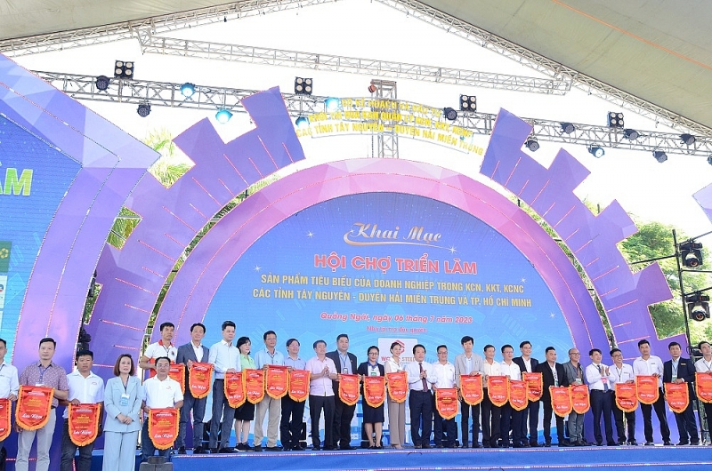 Quảng Ngãi: Khai mạc “Hội chợ triển lãm sản phẩm tiêu biểu của doanh nghiệp trong KCN, KKT, KCNC các tỉnh Tây Nguyên - Duyên hải miền Trung và thành phố Hồ Chí Minh, năm 2023” Quảng Ngãi: Khai mạc “Hội chợ triển lãm sản phẩm tiêu biểu của doanh nghiệp trong KCN, KKT, KCNC các tỉnh Tây Nguyên - Duyên hải miền Trung và thành phố Hồ Chí Minh, năm 2023”