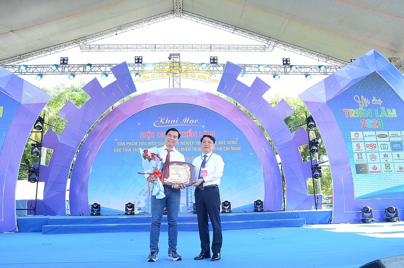 Quảng Ngãi: Khai mạc “"Hội chợ triển lãm sản phẩm tiêu biểu của doanh nghiệp trong KCN, KKT, KCNC các tỉnh Tây Nguyên - Duyên hải miền Trung và thành phố Hồ Chí Minh, năm 2023" Quảng Ngãi: Khai mạc “"Hội chợ triển lãm sản phẩm tiêu biểu của doanh nghiệp trong KCN, KKT, KCNC các tỉnh Tây Nguyên - Duyên hải miền Trung và thành phố Hồ Chí Minh, năm 2023"