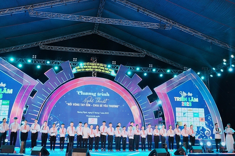 Lan tỏa ý nghĩa nhân văn Chương trình nghệ thuật “Nối vòng tay lớn - Chia sẻ yêu thương”