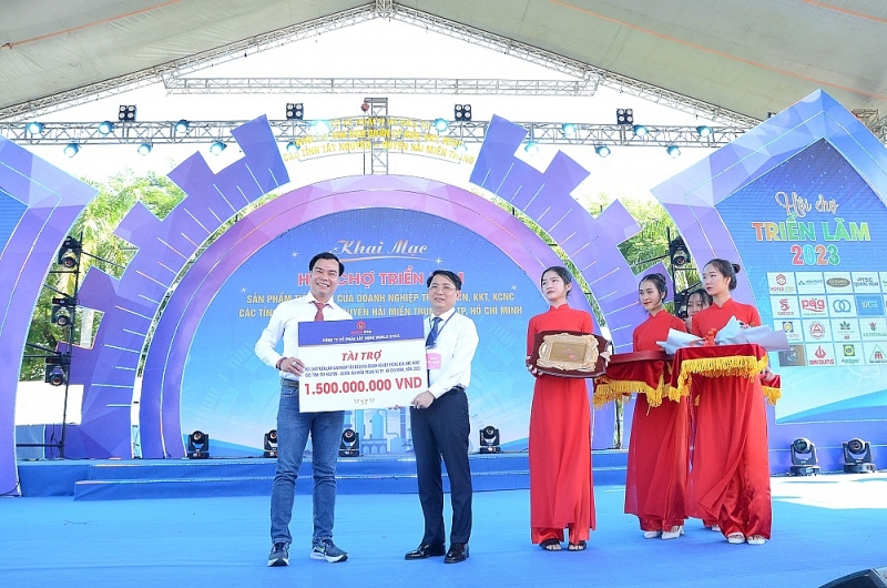 Quảng Ngãi: Dấu ấn Hội chợ triển lãm kết nối hợp tác đầu tư, thể thao và giao lưuvăn nghệ hướng về cộng đồng Quảng Ngãi: Dấu ấn Hội chợ triển lãm kết nối hợp tác đầu tư, thể thao và giao lưuvăn nghệ hướng về cộng đồng