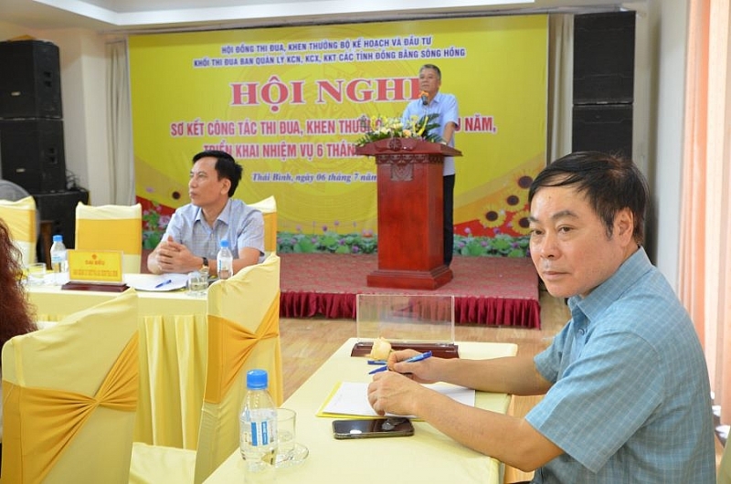 Lãnh đạo Ban Quản lý KKT và các KCN tỉnh Thái Bình lắng nghe phát biểu chỉ đạo của Vụ trưởng Vụ Quản lý các Khu kinh tế  Lê Thành Quân tại Hội nghị sơ kết công tác thi đua khen thưởng 6 tháng đầu năm và triển khai nhiệm vụ 6 tháng cuối năm 2024