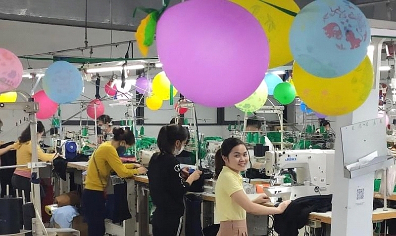 Công nhân đang làm việc trong KCN VSIP, tỉnh Nghệ An