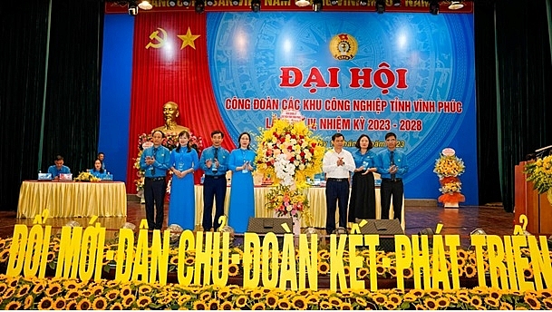 (Ông Vũ Kim Thành – Phó trưởng Ban quản lý các KCN tặng hoa chúc mừng đại hội Công đoàn các KCN tỉnh Vĩnh Phúc (Ông Vũ Kim Thành – Phó trưởng Ban quản lý các KCN tặng hoa chúc mừng đại hội Công đoàn các KCN tỉnh Vĩnh Phúc