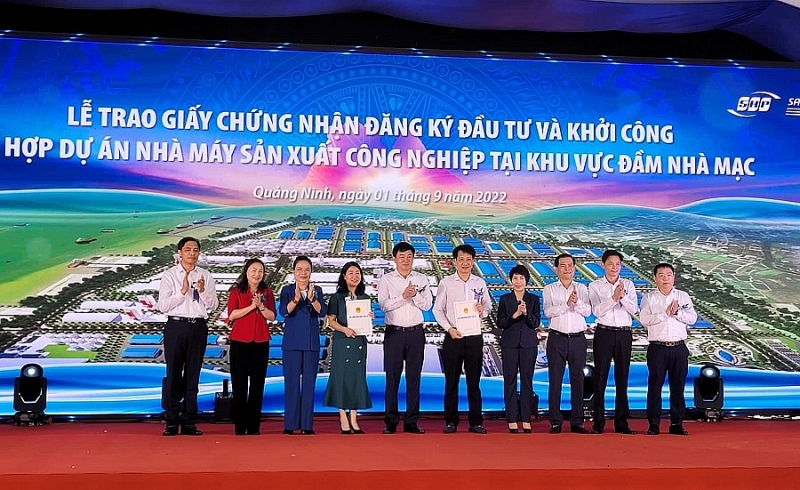 Quảng Ninh trao Giấy chứng nhận đầu tư và khởi công Tổ hợp nhà máy sản xuất công nghiệp gần 2800 tỷ đồng Quảng Ninh trao Giấy chứng nhận đầu tư và khởi công Tổ hợp nhà máy sản xuất công nghiệp gần 2800 tỷ đồng