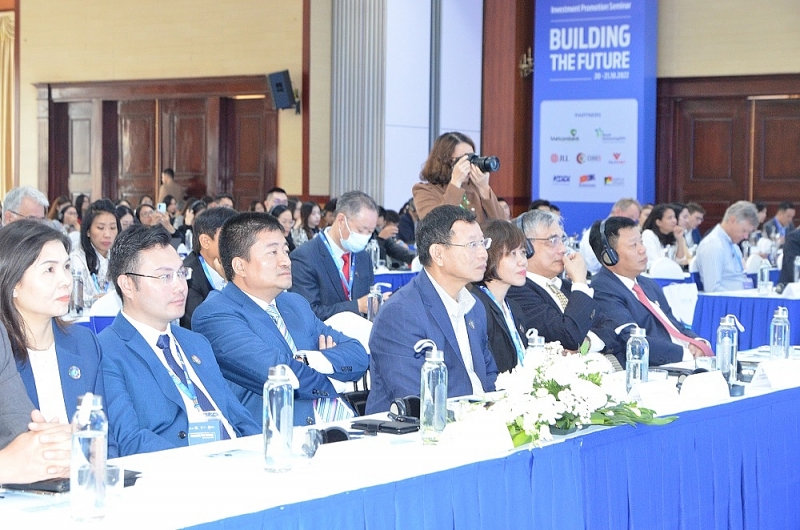 Lãnh đạo thành phố Hải Phòng, lãnh đạo DEEP C và các đại biểu lắng nghe chia sẻ của các nhà đầu tư Lãnh đạo thành phố Hải Phòng, lãnh đạo DEEP C và các đại biểu lắng nghe chia sẻ của các nhà đầu tư