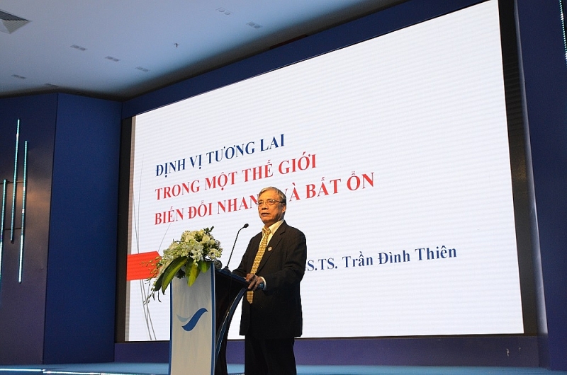 Chuyên gia kinh tế Trần Đình Thiên phát biểu tại Hội thảo Chuyên gia kinh tế Trần Đình Thiên phát biểu tại Hội thảo