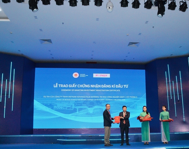 trao Giấy chứng nhận đăng ký đầu tư cho nhà đầu tư trao Giấy chứng nhận đăng ký đầu tư cho nhà đầu tư