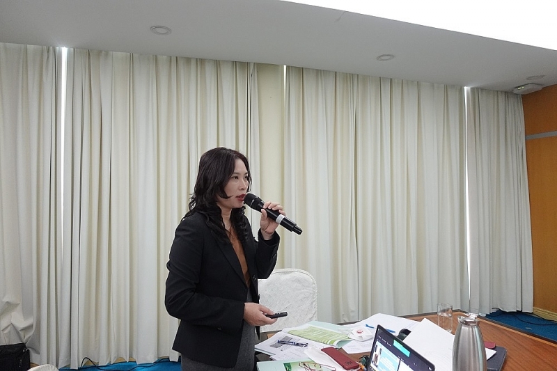 bà Nguyễn Trâm Anh- Chuyên gia kỹ thuật quốc gia UNIDO, đại diện Ban Quản lý Dự án đã giới thiệu tổng quan kết quả về quá trình triển khai Dự án ‘Triển khai KCN sinh thái theo hướng tiếp cận từ Chương trình KCN sinh thái toàn cầu” và các hoạt động trong thời gian tới. bà Nguyễn Trâm Anh- Chuyên gia kỹ thuật quốc gia UNIDO, đại diện Ban Quản lý Dự án đã giới thiệu tổng quan kết quả về quá trình triển khai Dự án ‘Triển khai KCN sinh thái theo hướng tiếp cận từ Chương trình KCN sinh thái toàn cầu” và các hoạt động trong thời gian tới.