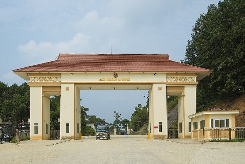 Xe chở hàng qua trạm kiểm soát liên ngành cửa khẩu Na Hình, tỉnh Lạng Sơn Xe chở hàng qua trạm kiểm soát liên ngành cửa khẩu Na Hình, tỉnh Lạng Sơn