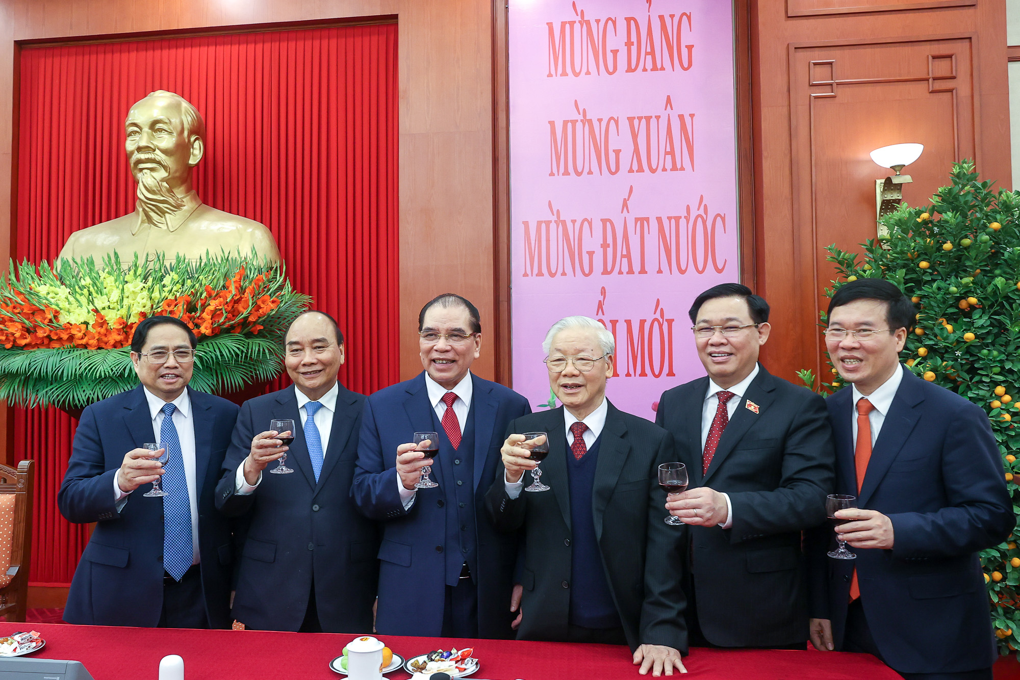 Tổng Bí thư Nguyễn Phú Trọng chúc Tết lãnh đạo, nguyên lãnh đạo Đảng, Nhà nước - Ảnh 3. Tổng Bí thư Nguyễn Phú Trọng chúc Tết lãnh đạo, nguyên lãnh đạo Đảng, Nhà nước - Ảnh 3.
