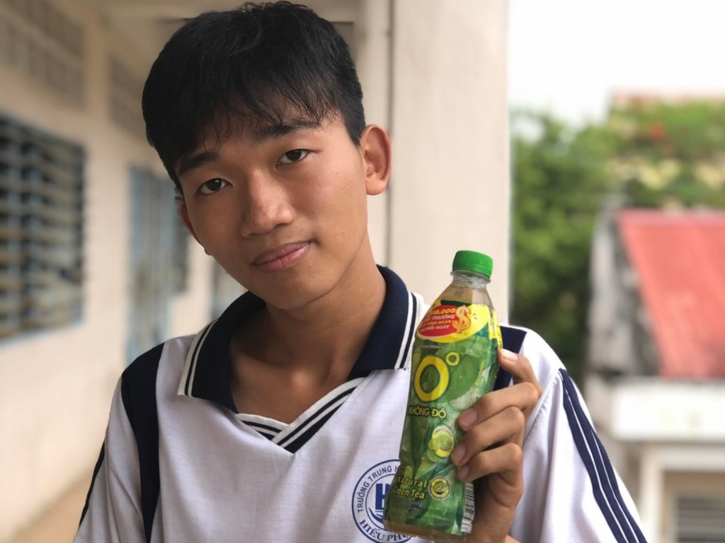 Người tiếp theo trở thành triệu phú sau khi giải khát với Number 1  là một nam sinh nghèo