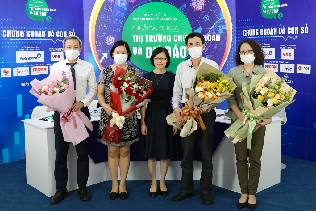 Thị trường chứng khoán cuối năm: cơ hội “thắng” thách thức Thị trường chứng khoán cuối năm: cơ hội “thắng” thách thức