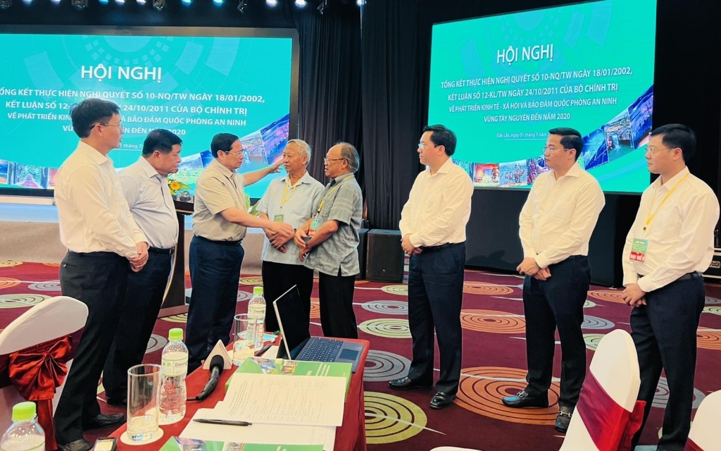 Tìm giải pháp cho Tây Nguyên giàu về kinh tế, vững về chính trị, phát triển nhanh về văn hóa - xã hội… Tìm giải pháp cho Tây Nguyên giàu về kinh tế, vững về chính trị, phát triển nhanh về văn hóa - xã hội…