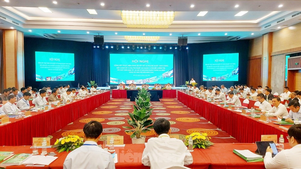 Tìm giải pháp cho Tây Nguyên giàu về kinh tế, vững về chính trị, phát triển nhanh về văn hóa - xã hội… Tìm giải pháp cho Tây Nguyên giàu về kinh tế, vững về chính trị, phát triển nhanh về văn hóa - xã hội…