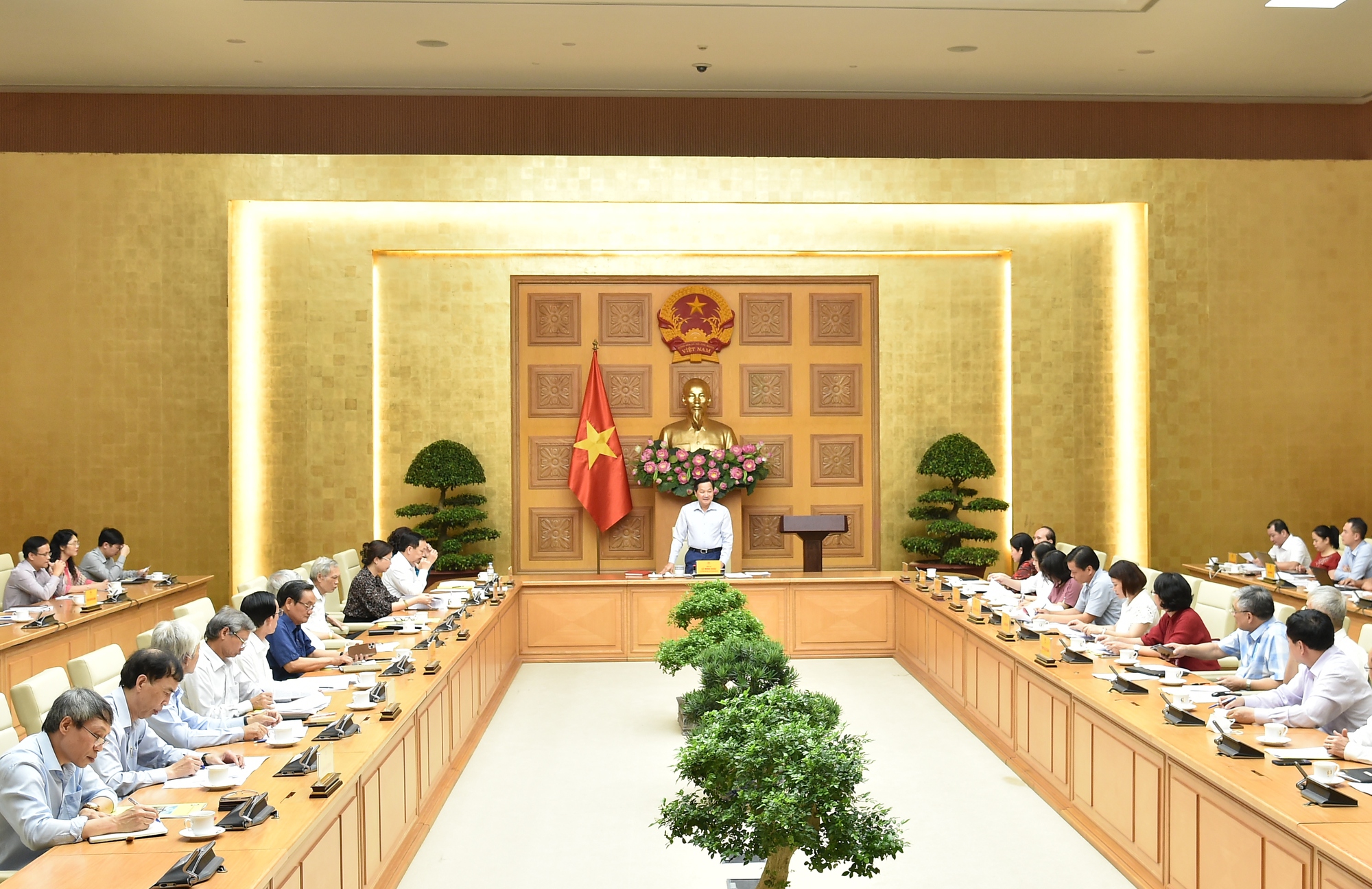 Phó Thủ tướng Lê Minh Khái: Nghiên cứu các phương án giảm thuế để hỗ trợ người dân, doanh nghiệp - Ảnh 1. Phó Thủ tướng Lê Minh Khái: Nghiên cứu các phương án giảm thuế để hỗ trợ người dân, doanh nghiệp - Ảnh 1.